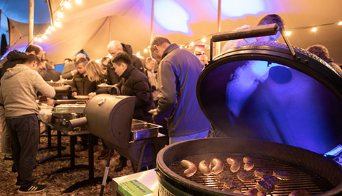 Een stel op een feestelijk opgemaakt plein