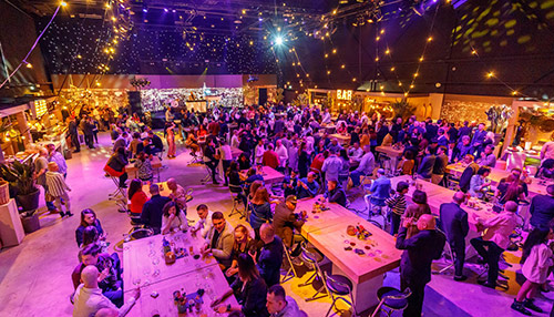 Een stel op een feestelijk opgemaakt plein