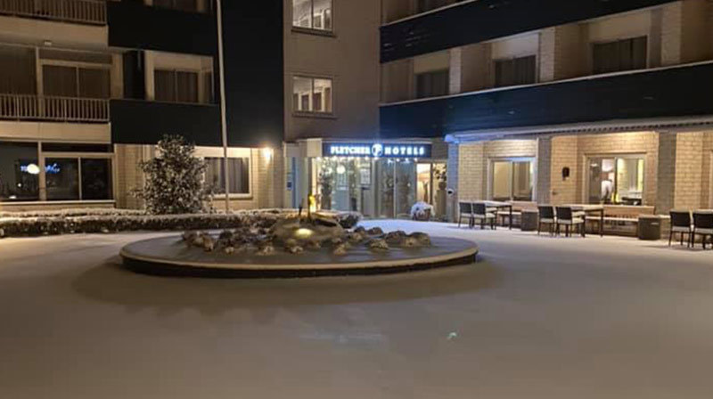 Entree Fletcher Hotel-Restaurant De Buunderkamp in de sneeuw
