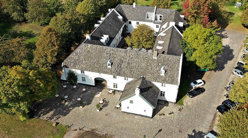 luchtfoto van Fletcher Hotel-Restaurant Kasteel Erenstein