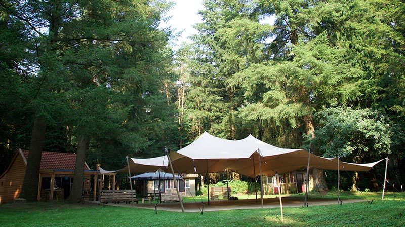 Partytent op het terrein van Mooi Veluwe