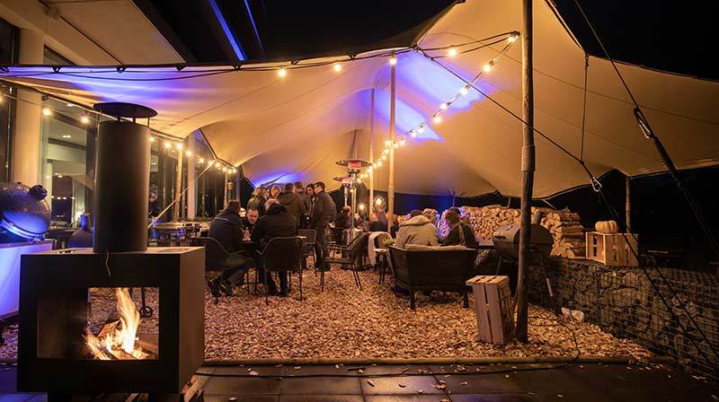 Partytent op het buitenterrein van Fletcher Hotel-Restaurant De Wageningsche Berg