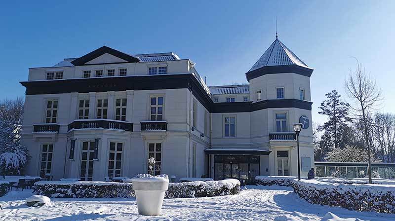 Partytent op het buitenterrein van Fletcher Hotel-Restaurant De Buunderkamp