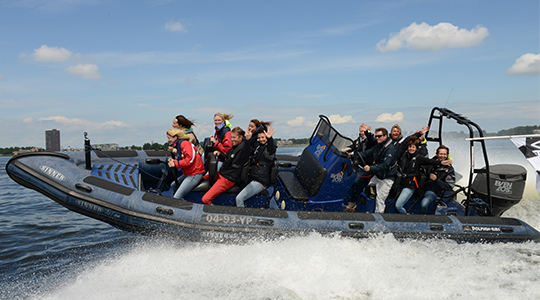 teambuilding op een speedboot